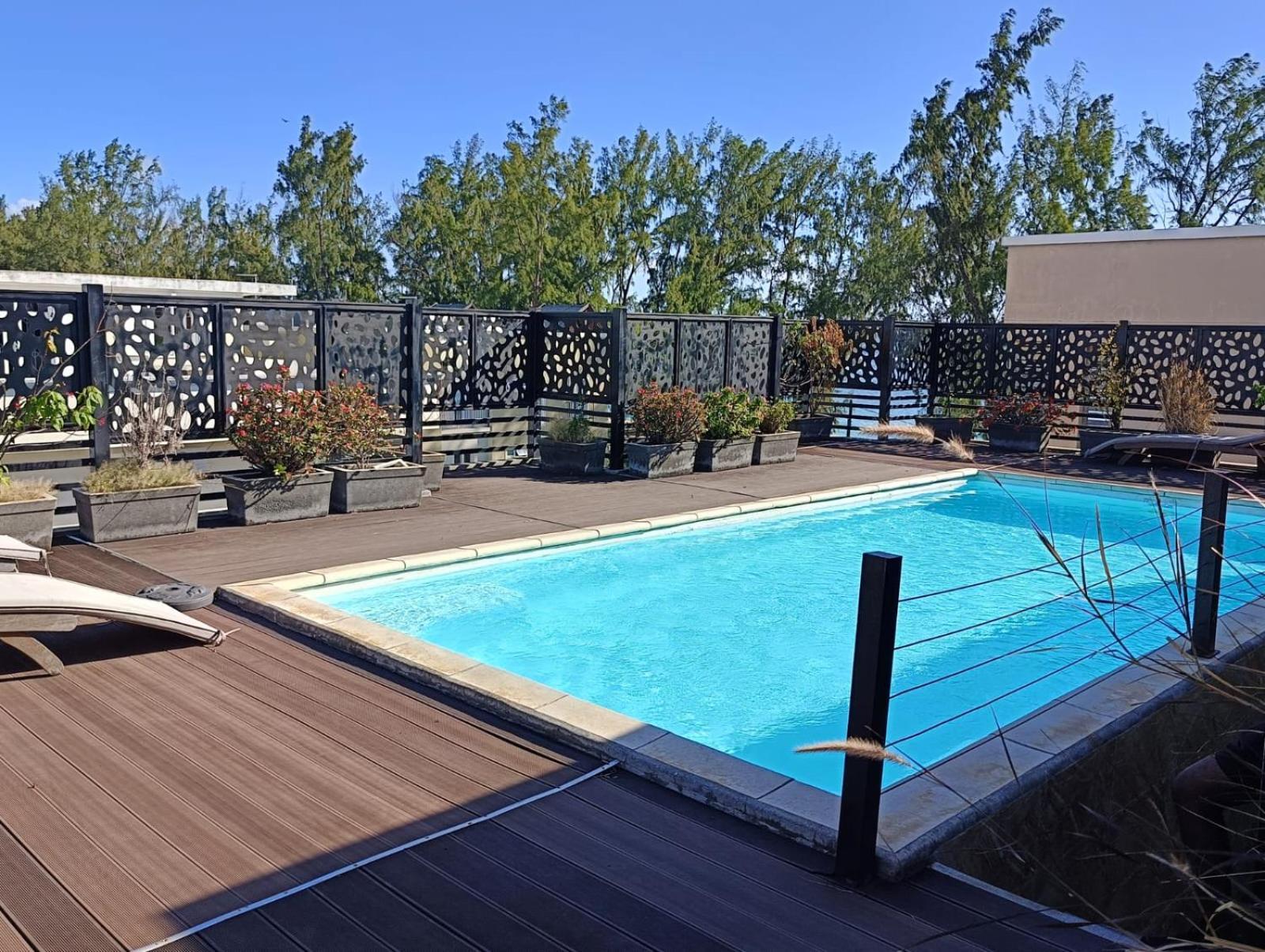 Newly Renovated Studio Apartment With Rooftop Pool, Few Steps To The Beach Flic-en-Flacq Exterior foto