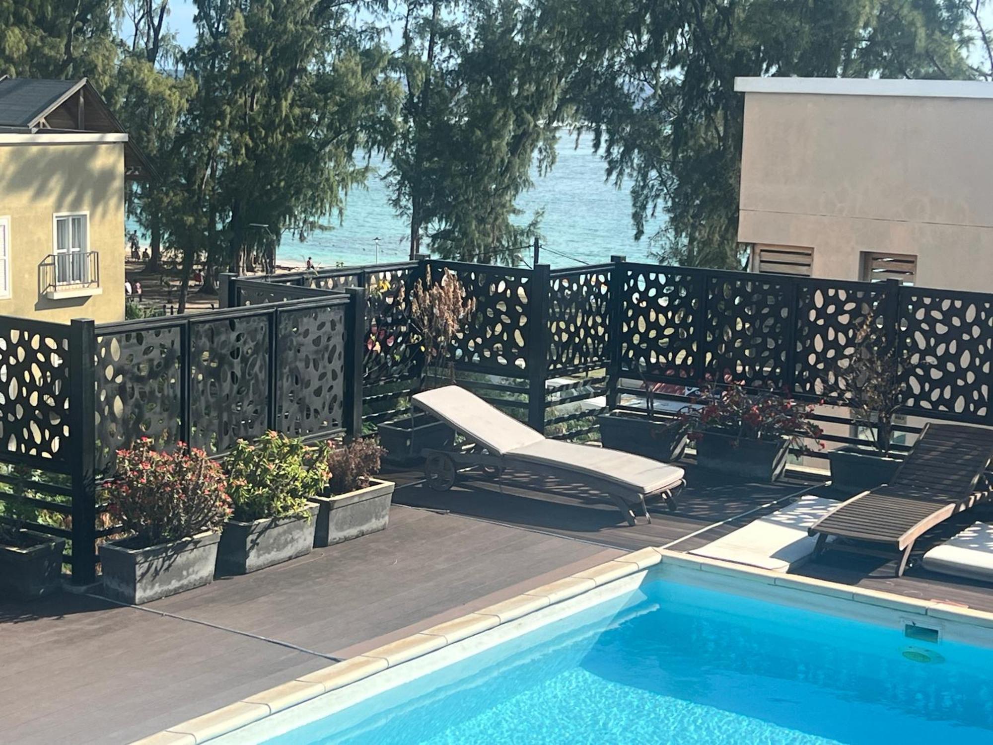 Newly Renovated Studio Apartment With Rooftop Pool, Few Steps To The Beach Flic-en-Flacq Exterior foto