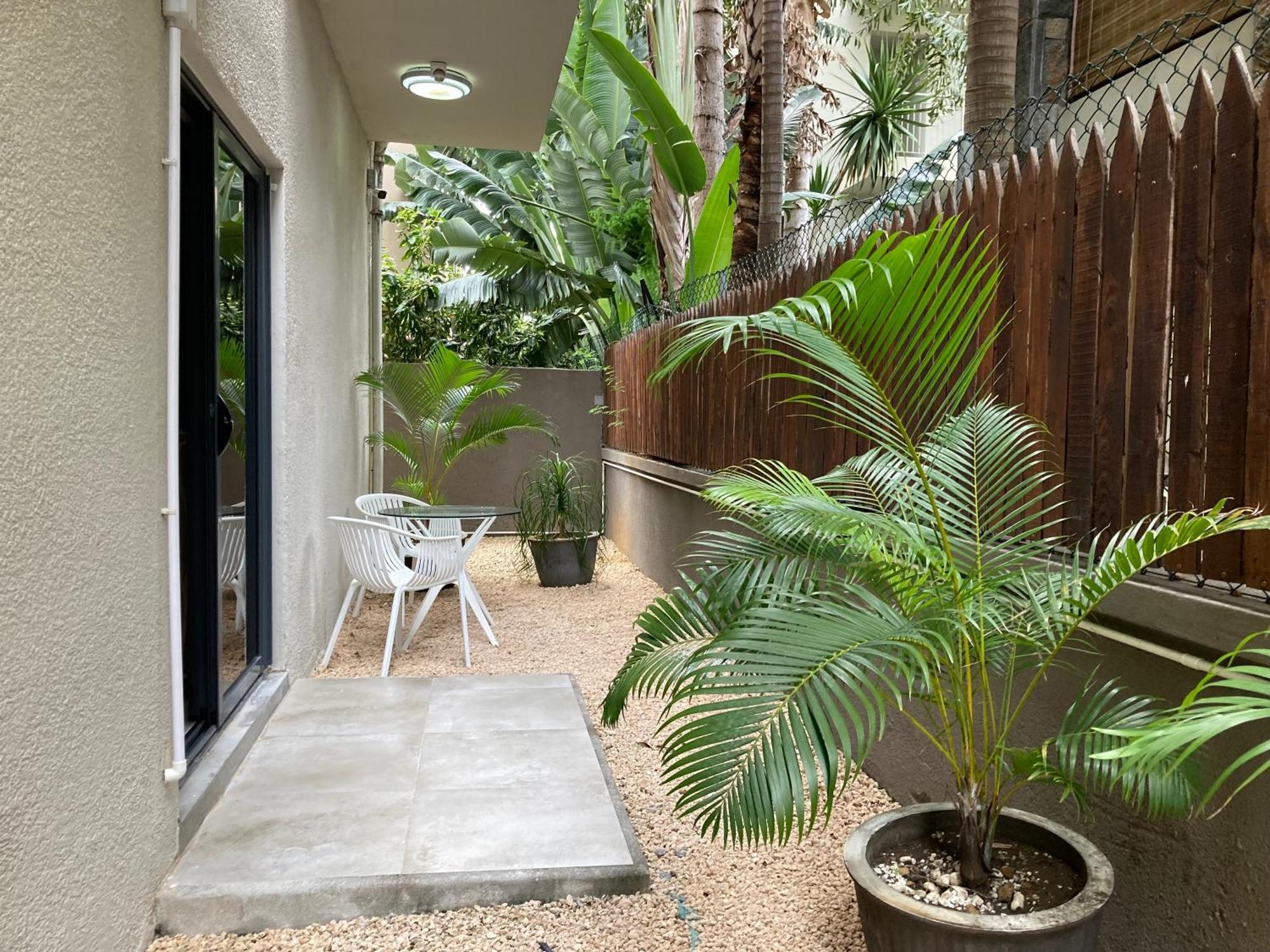 Newly Renovated Studio Apartment With Rooftop Pool, Few Steps To The Beach Flic-en-Flacq Exterior foto